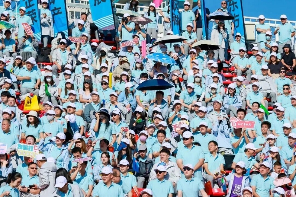 5-观看运动会的中国五矿职工