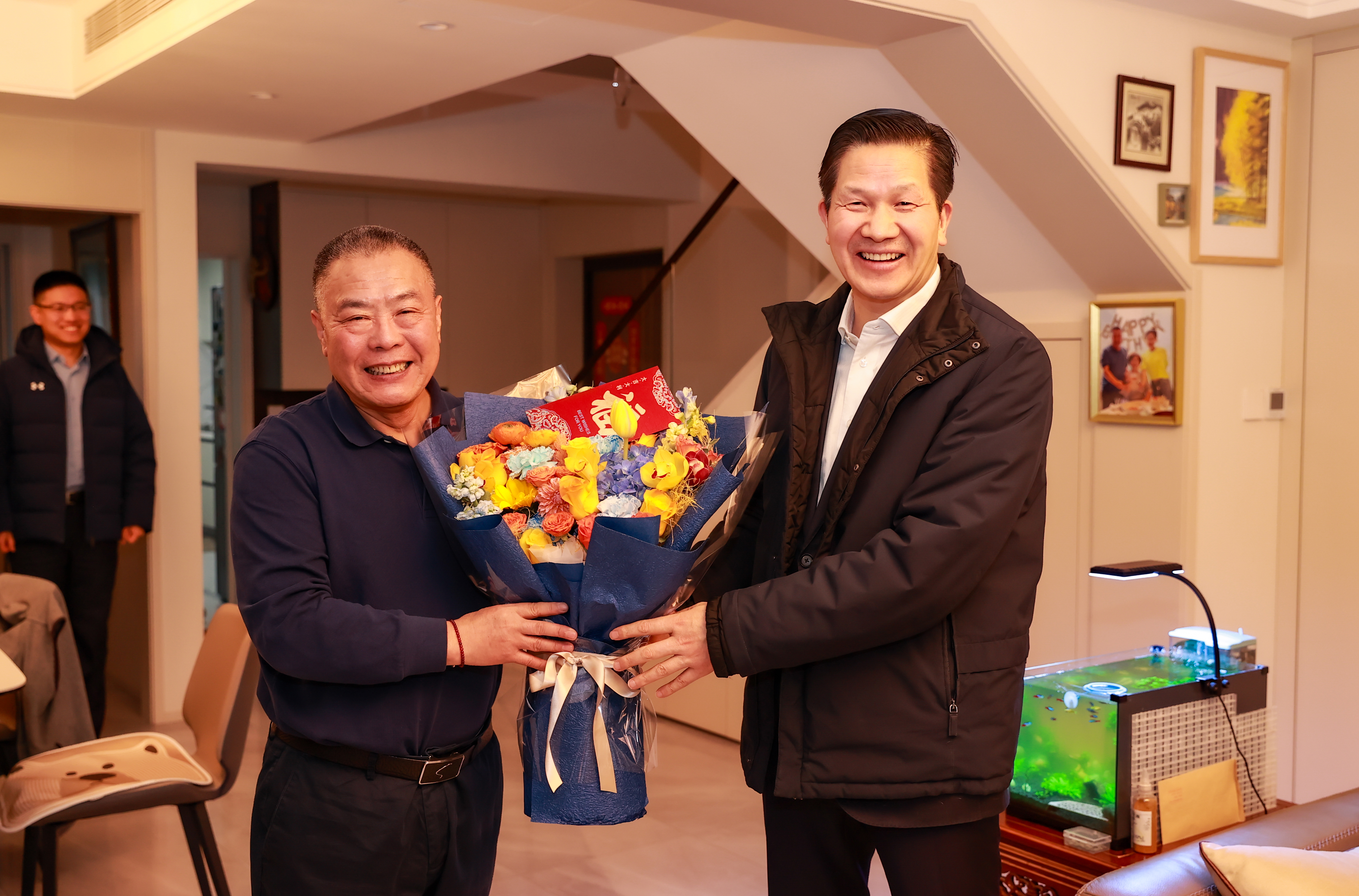 2-陈建光亲切慰问韩国瑞