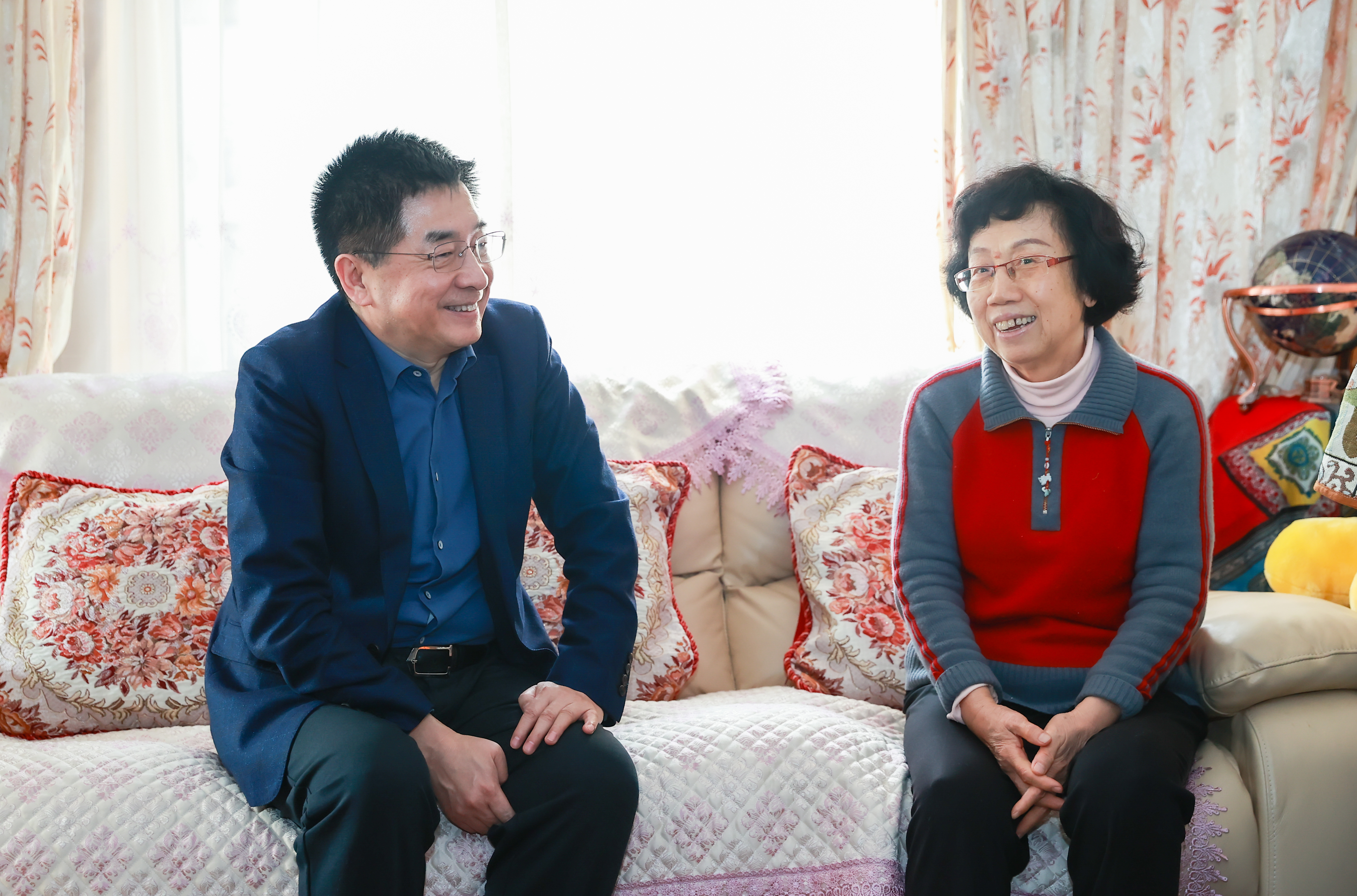 3-闫爱中亲切慰问王永光