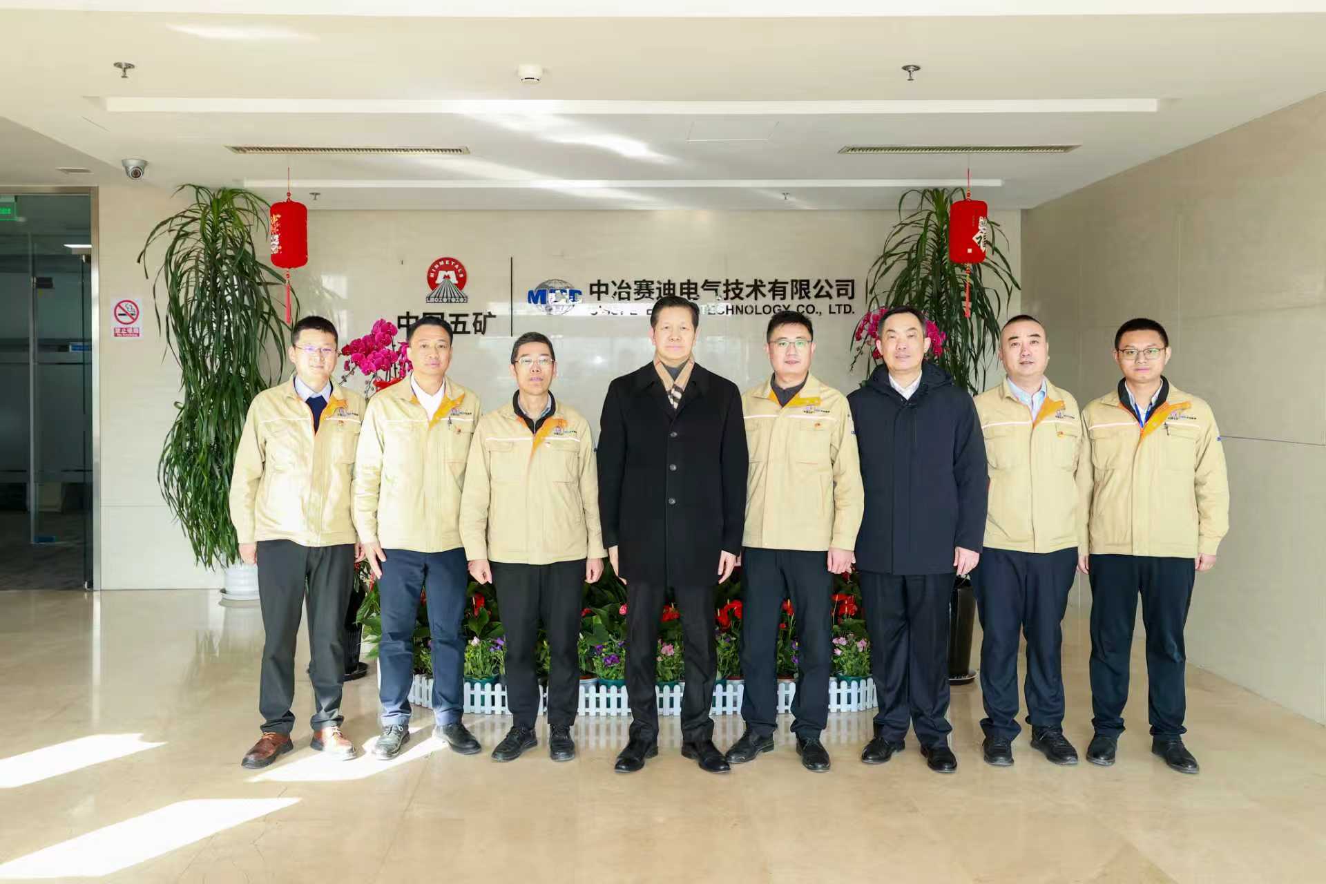 5-陈建光与中冶赛迪电气干部员工合影